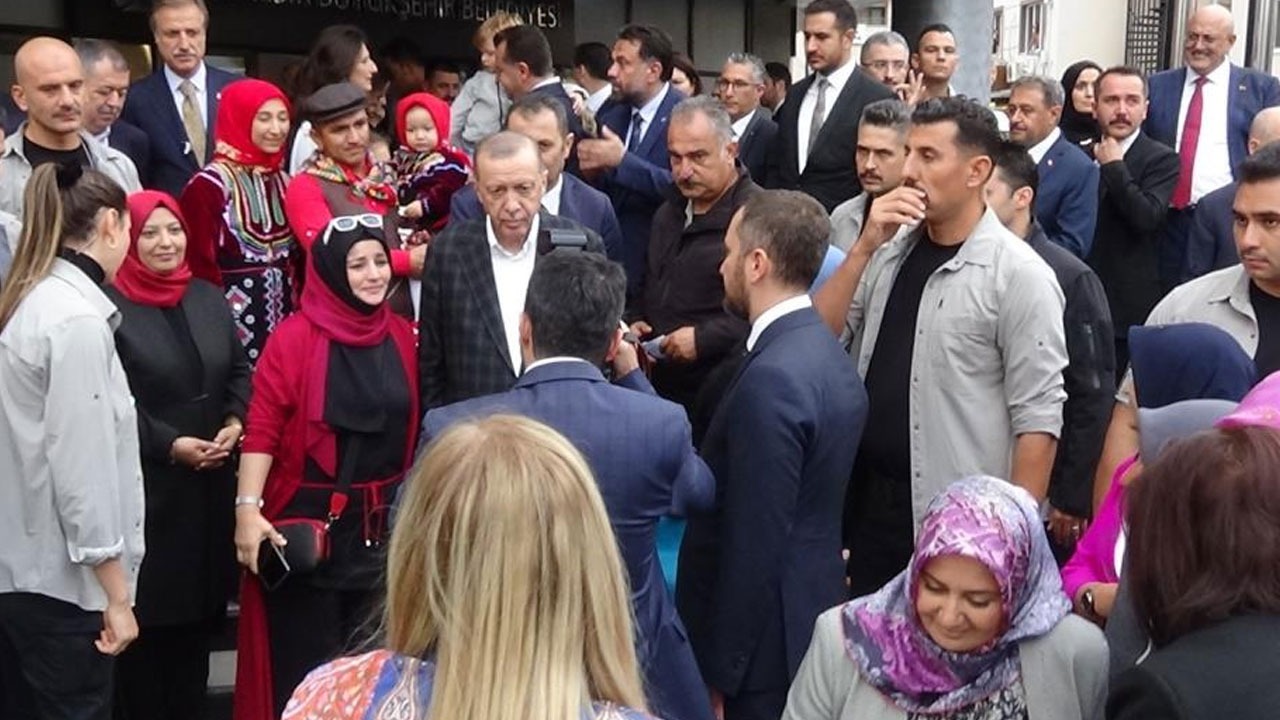 Balıkesir Büyükşehir Belediyesi'ni ziyaret eden Erdoğan'a vatandaştan yoğun ilgi